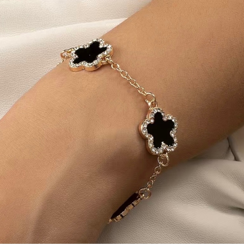 Brand New Luxury Pentagram Flower in Gold Tone Chain Bracelet
